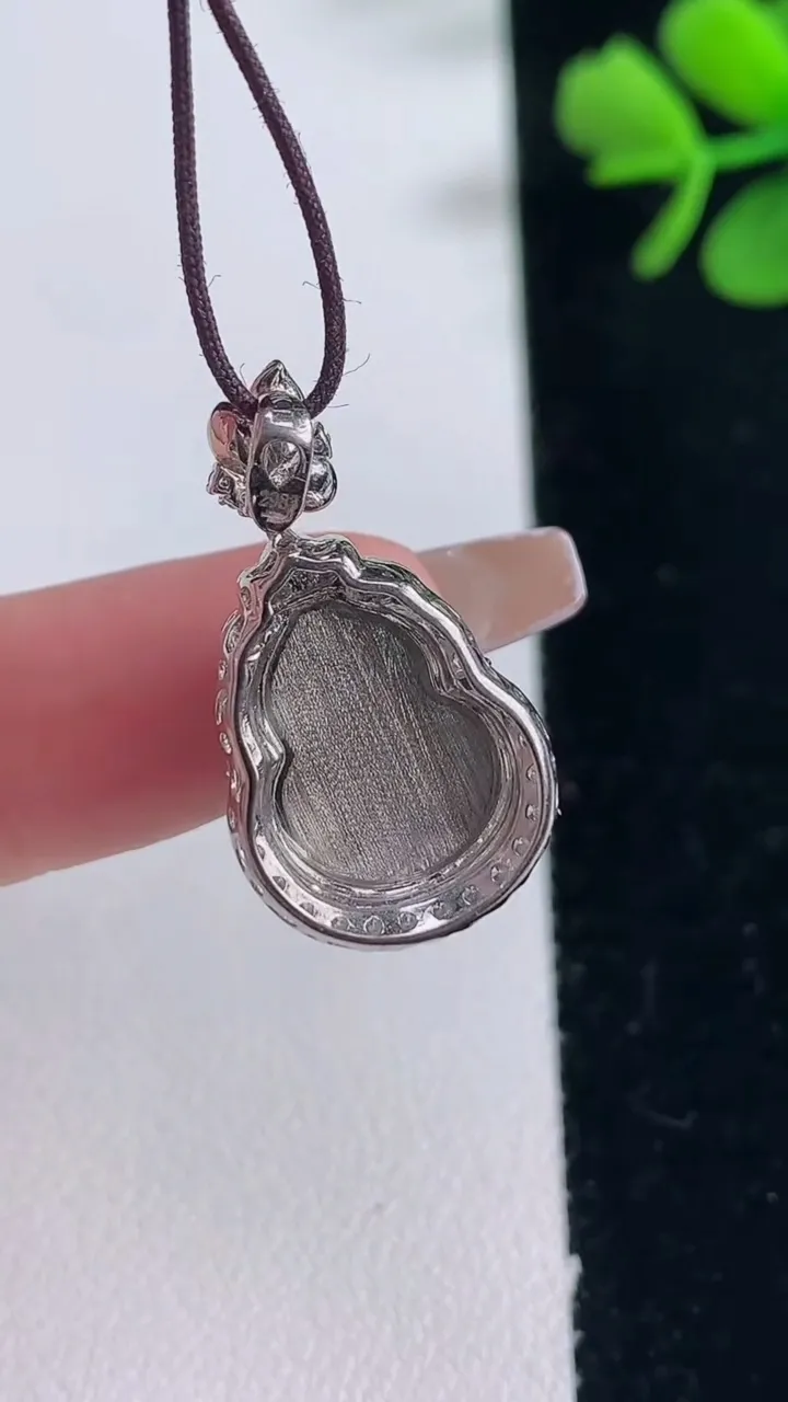 天然A货翡翠葫芦吊坠，尺寸25.5-14.4-7.7，裸石14-11重量:2.86g
12月30日