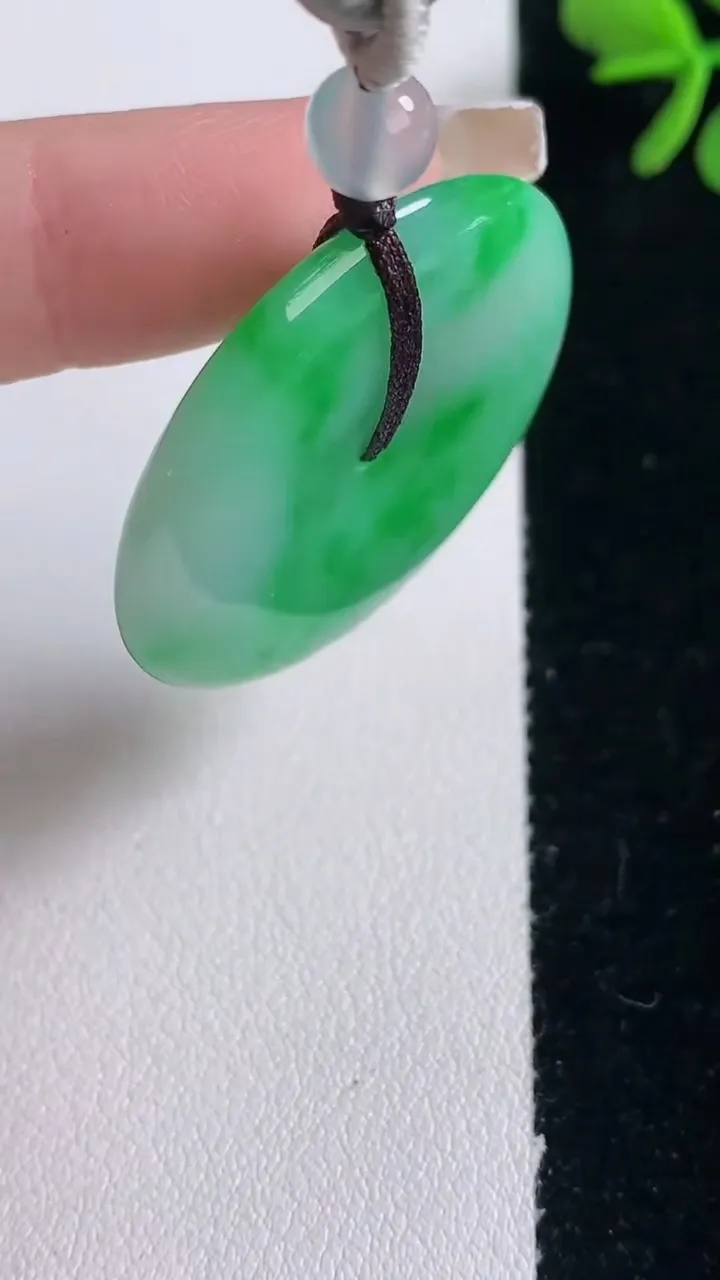 天然A货翡翠平安扣吊坠，尺寸33.8-6，重量:19.54g
12月30日