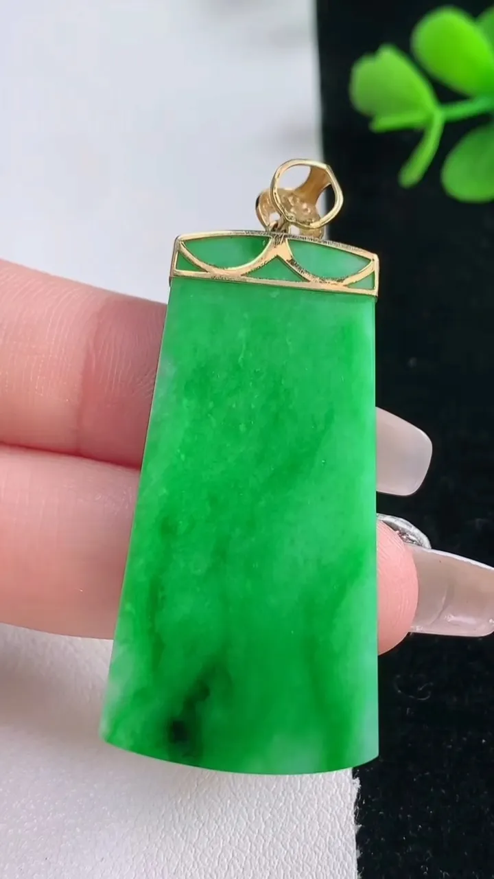 天然A货翡翠无事牌吊坠，尺寸43.8-21.2-3.3，重量:10.39g
12月30日