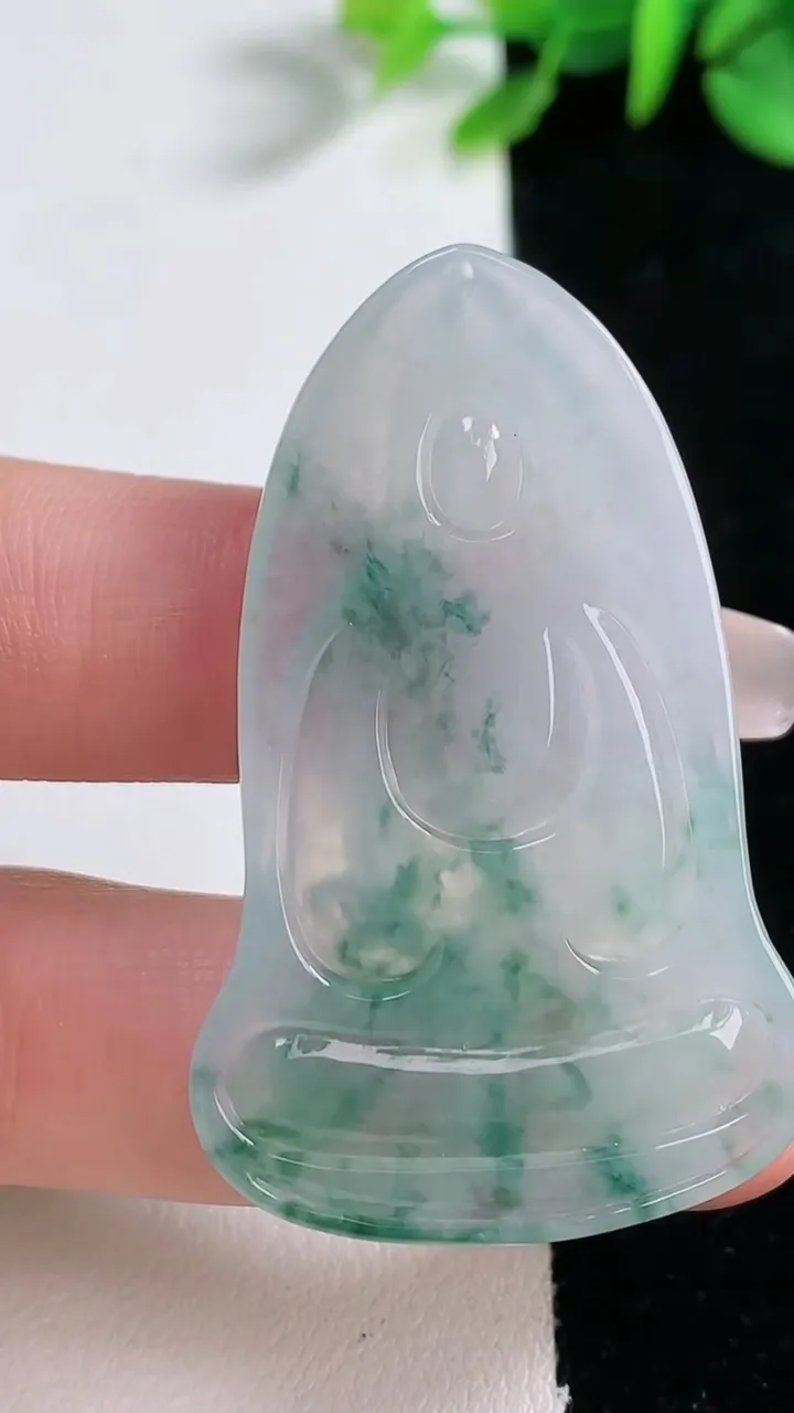 天然A货翡翠冰种飘花素衣观音菩萨吊坠，尺寸48.4-30.6-5.2，重量:13.55g
12月30日