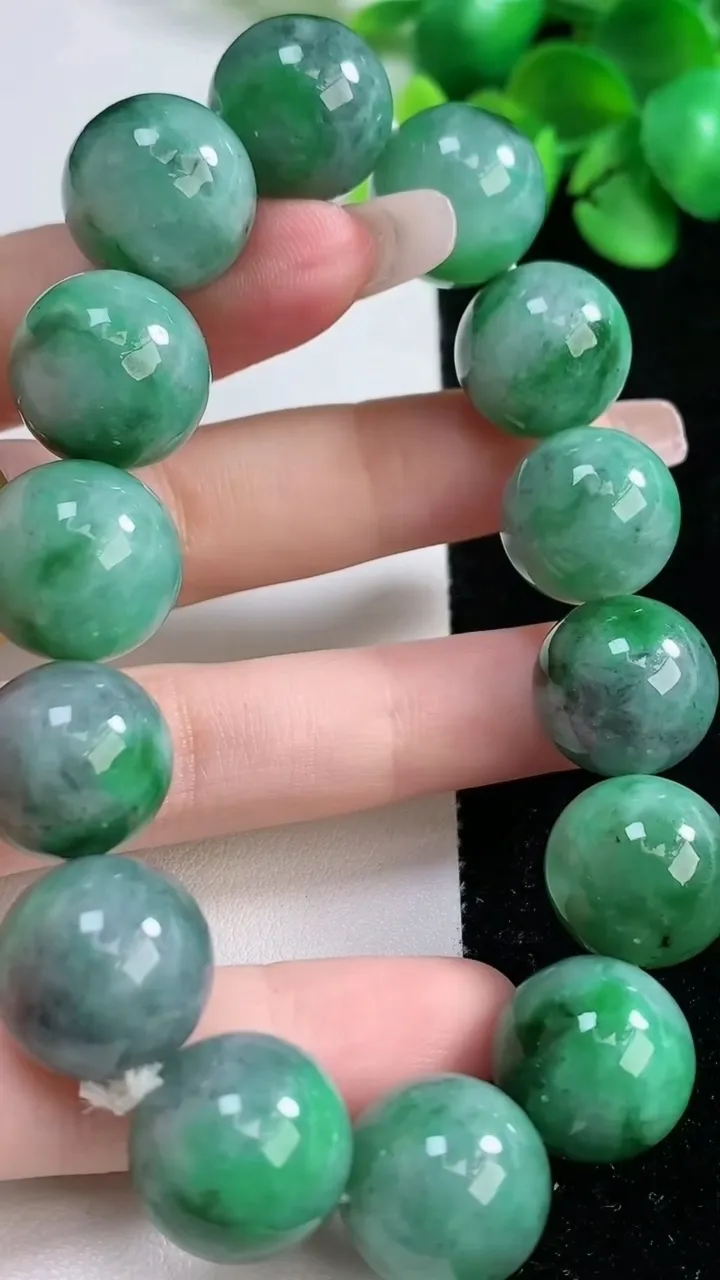 天然A货翡翠圆珠手串，尺寸15.2-14颗，重量:84.39g12月30日
工厂直销收藏佳品,种好水足，色泽均匀，有种有色，上手高大气！