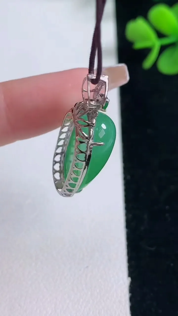 天然A货翡翠福瓜吊坠，尺寸31.8-13.2-9.4，裸石21.3-11重量:4.35g
12月30日