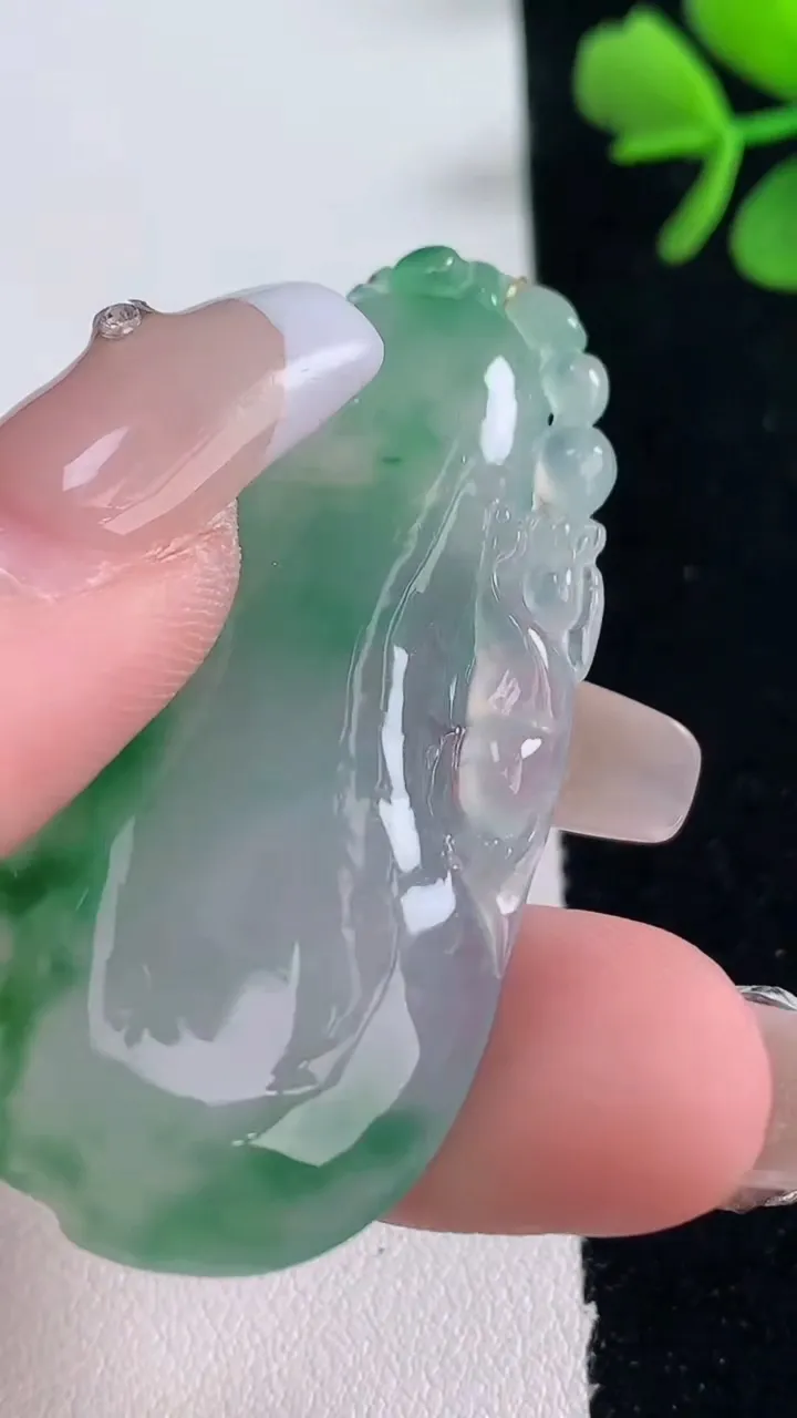 天然A货翡翠福瓜吊坠，尺寸51.8-22.7-5.3，重量:11.50g
12月30日