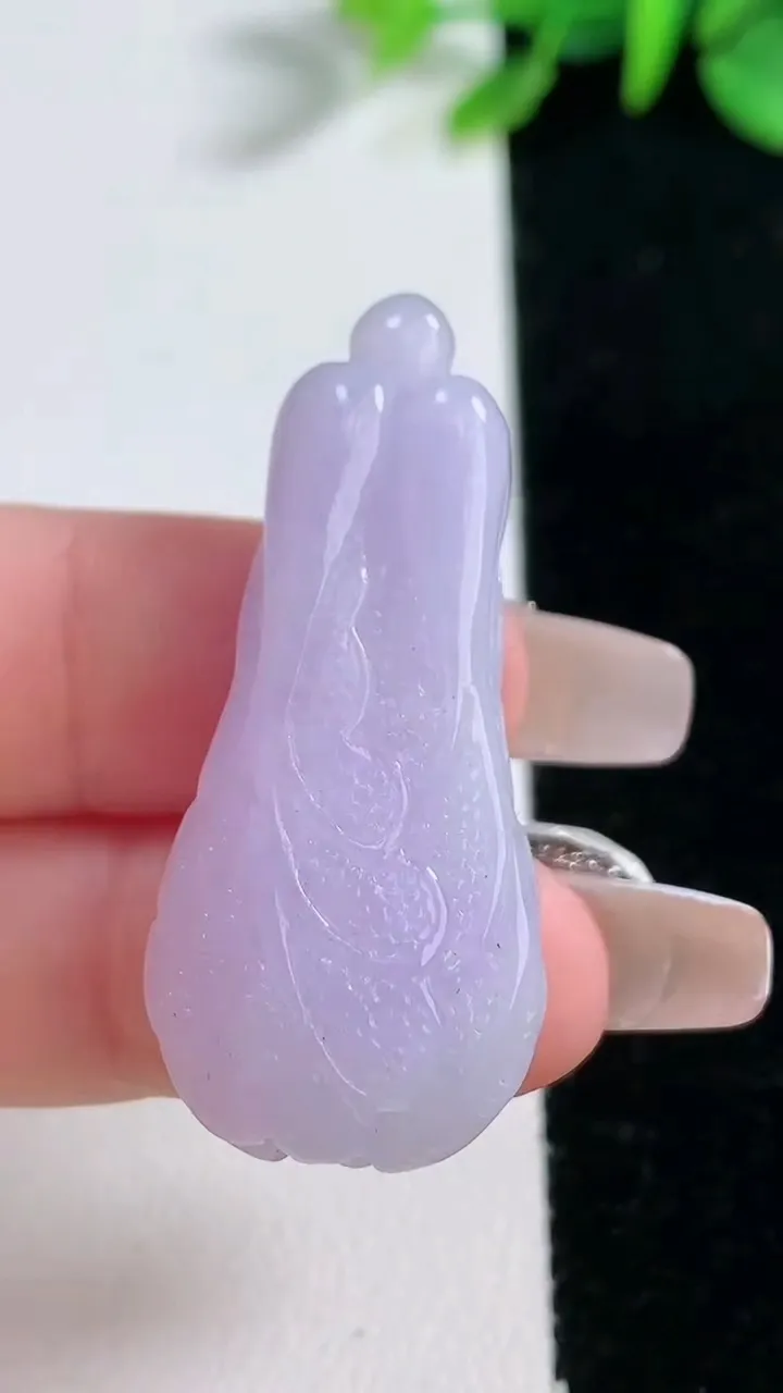 天然A货翡翠紫罗兰白菜吊坠，尺寸40.5-18.2-9.7，重量:11.22g
12月30日