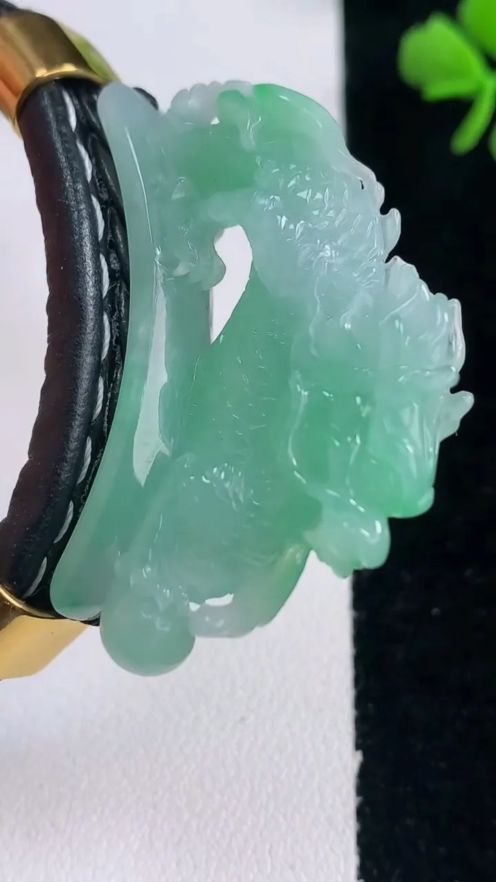 天然A货翡翠龙牌手牌，尺寸45.3-10.3-23.8，重量:39.22g
12月30日