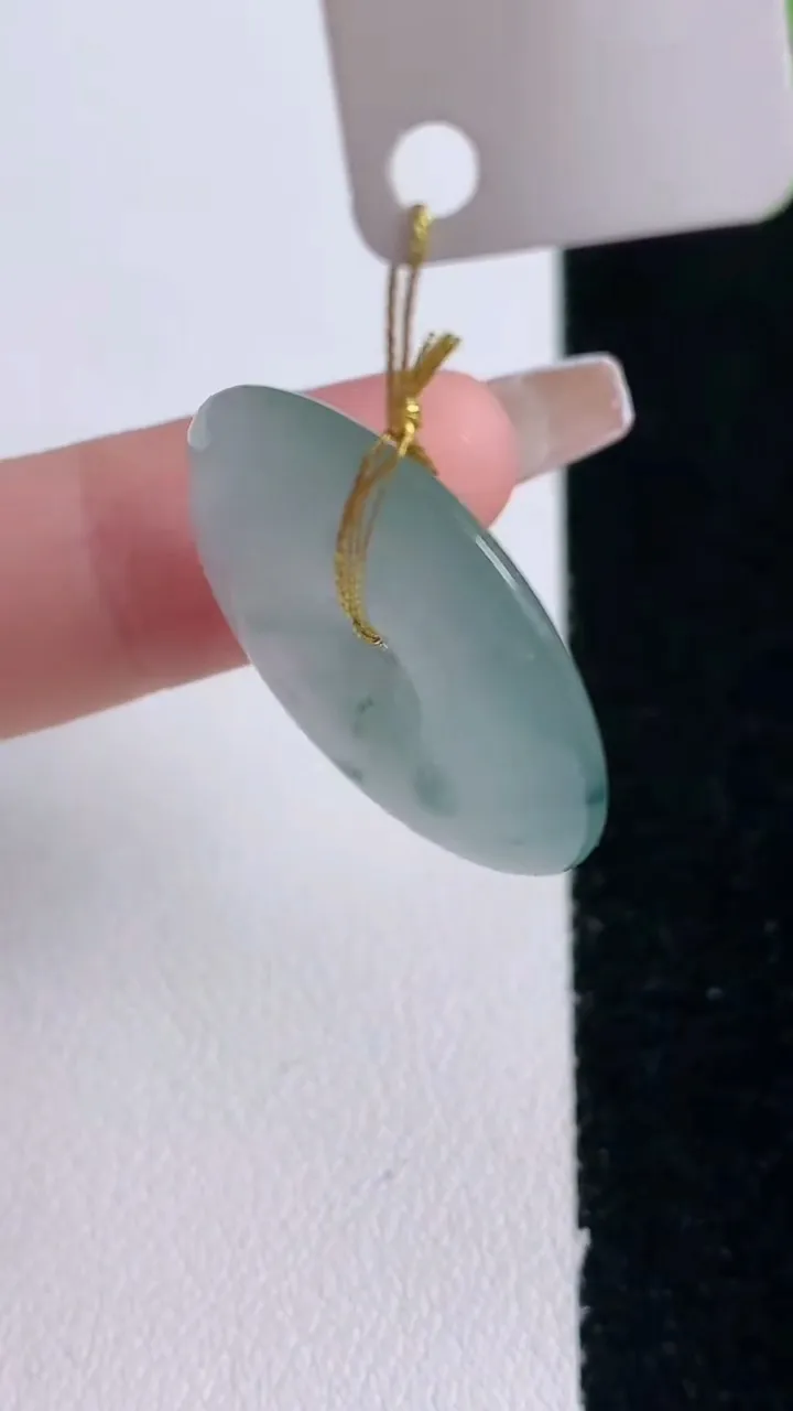 天然A货翡翠冰种飘花平安扣吊坠，尺寸25.5-4.5，重量:6.35g
12月30日