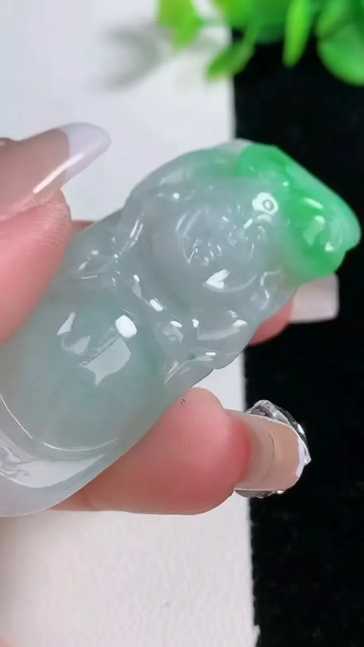 天然A货翡翠逍遥佛公吊坠，尺寸54.6-20.5-9.6，重量:20.00g
12月30日