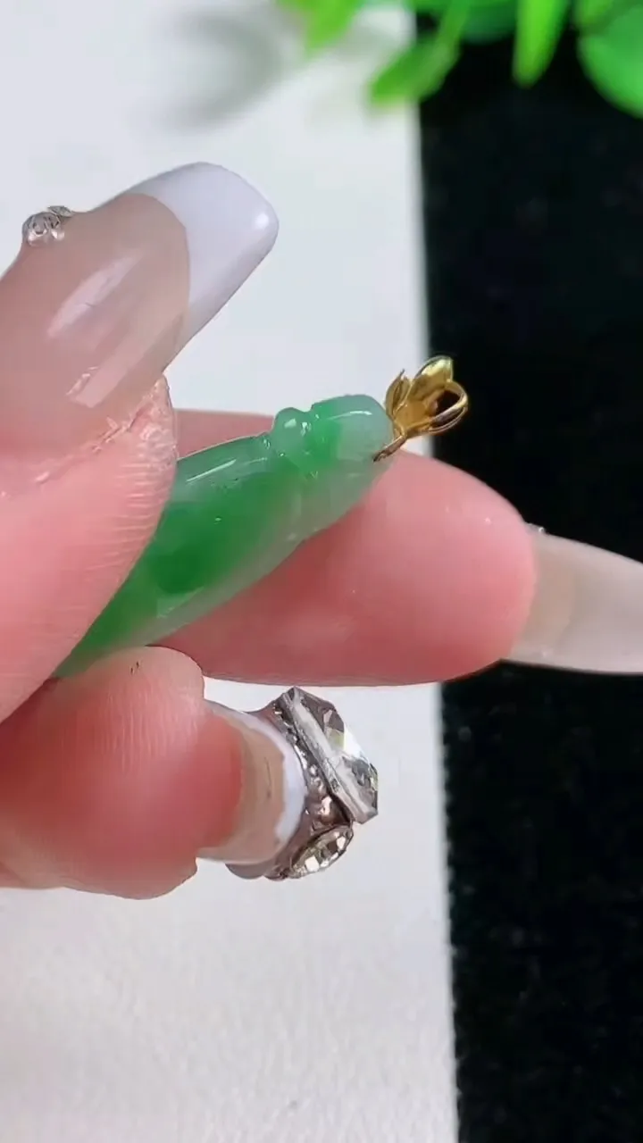 天然A货翡翠福瓜吊坠，尺寸24-11.8-4.1，重量:2.60g
12月30日