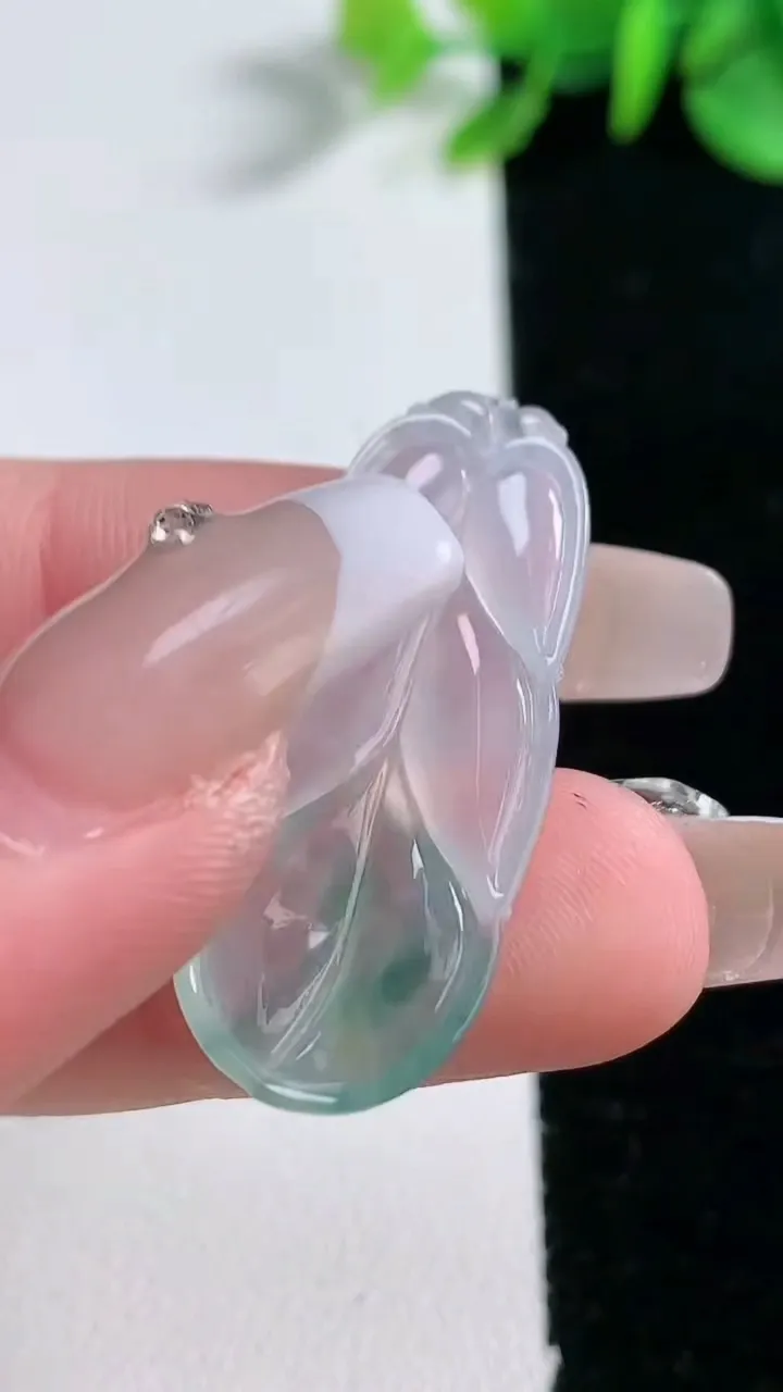 天然A货翡翠冰种飘花金枝玉叶 叶子吊坠，尺寸33.3-13.3-3.5，重量:3.35g
12月30日