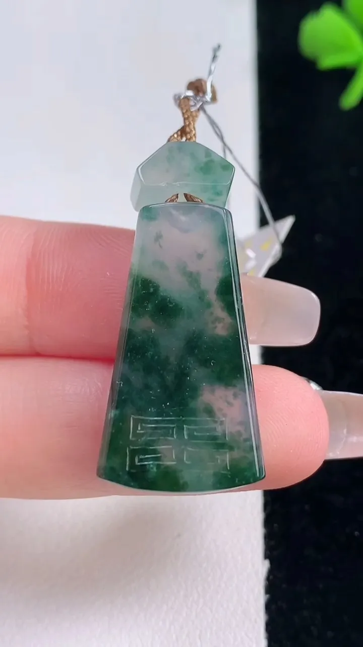 天然A货翡翠冰种飘花仿古无事牌吊坠，尺寸28.3-16-5.7，重量:7.77g
12月30日