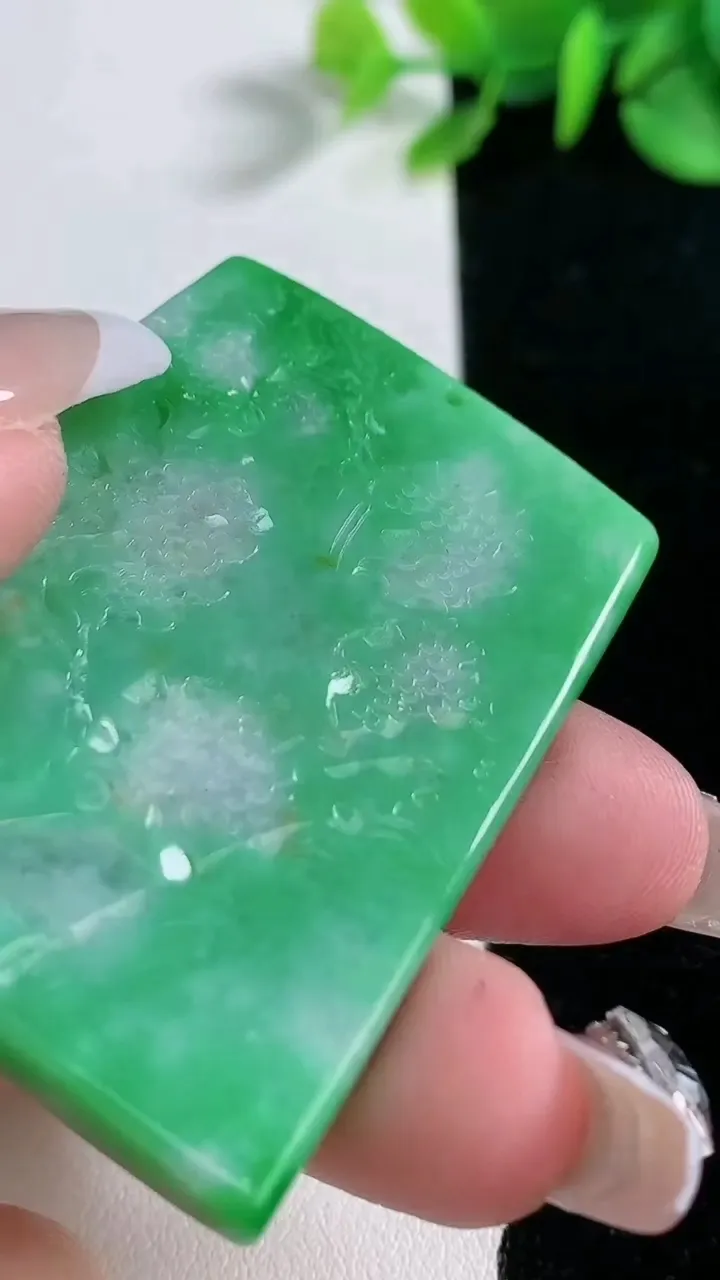 天然A货翡翠山水牌吊坠，尺寸50-39.4-9，重量:39.94g
12月30日