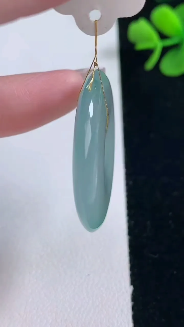 天然A货翡翠种飘花平安扣吊坠，尺寸33.7-5.8，重量:14.60g
12月30日