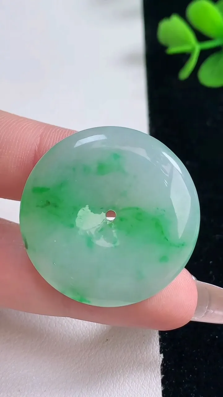 天然A货翡翠平安扣吊坠，尺寸32-5.4，重量:13.16g
12月30日