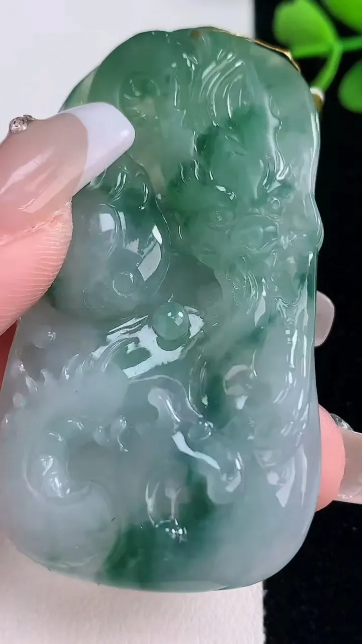 天然A货翡翠飘花龙牌吊坠，尺寸59-33.3-6.8，重量:29.45g
12月30日