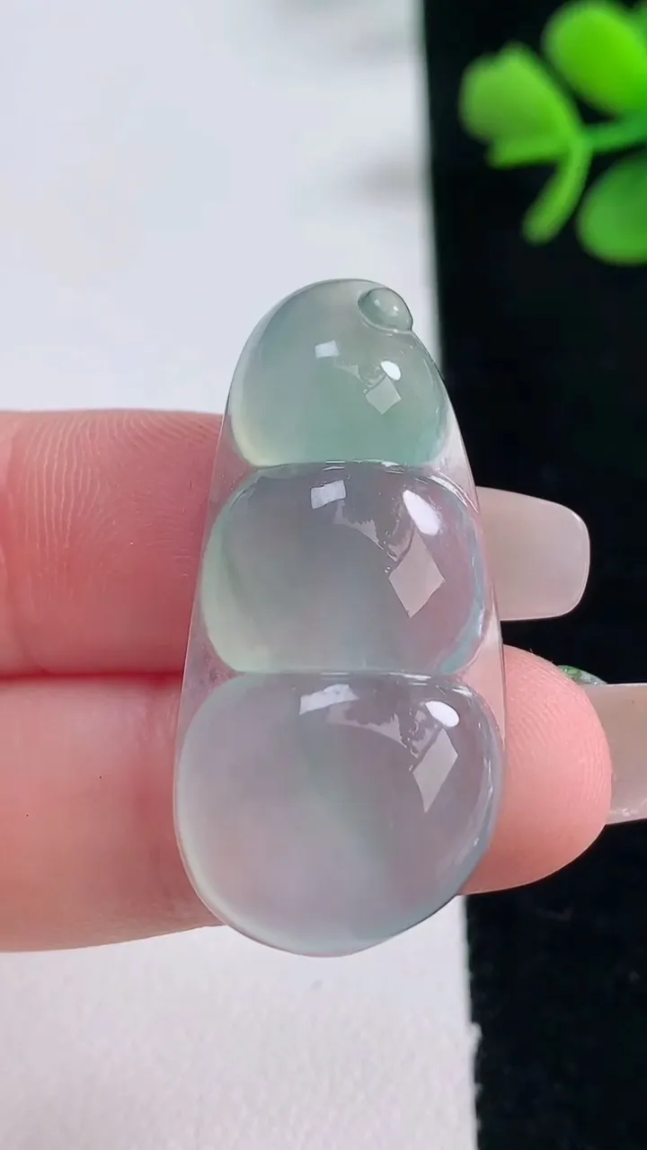 天然A货翡翠福豆吊坠，尺寸35-17-5.9，重量:6.56g
12月30日