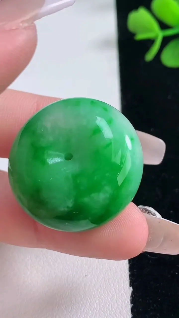 天然A货翡翠平安扣吊坠，尺寸28.3-12.4，重量:21.75g
12月30日