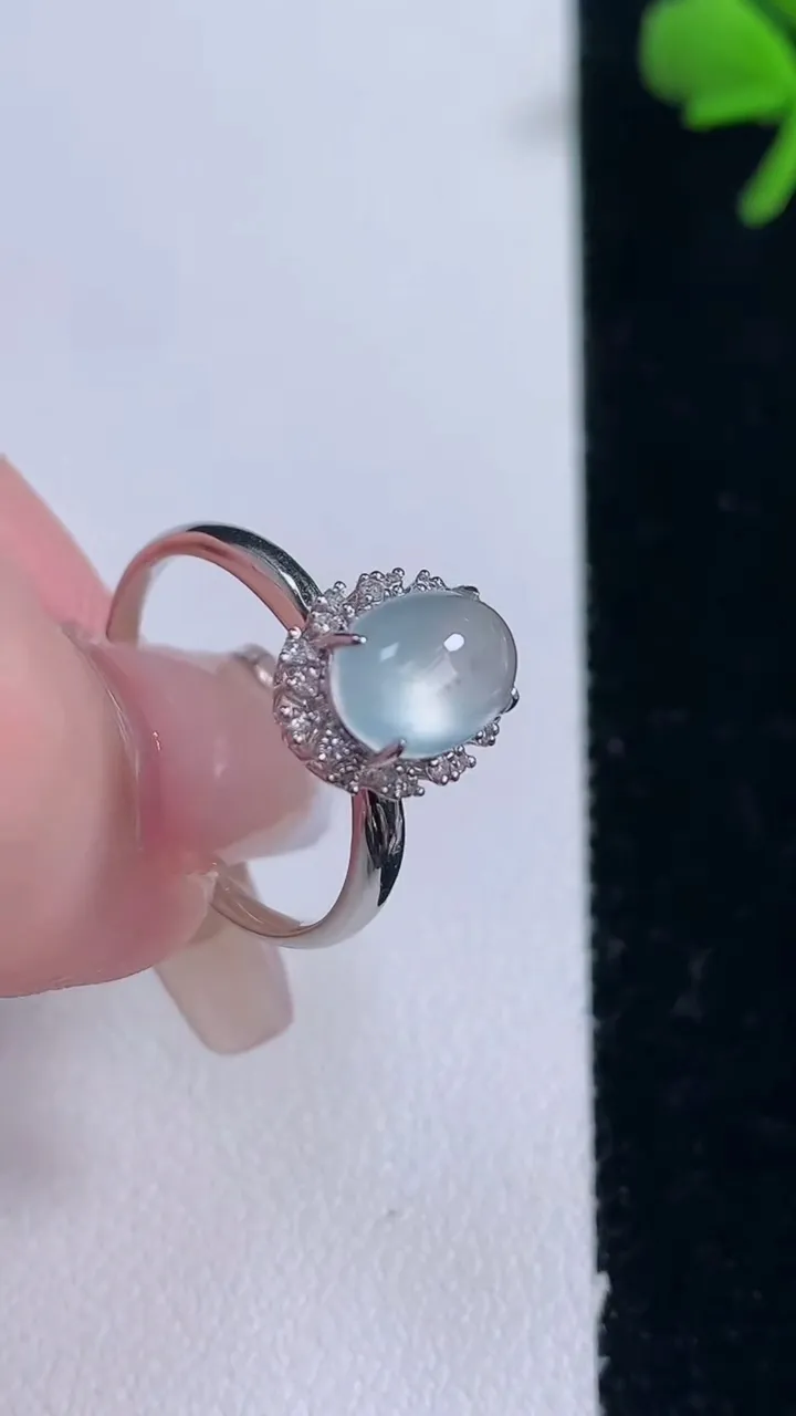 天然A货翡翠种白冰蛋面戒指，尺寸17.6-8.7-6.2-8.8，重量:2.40g2025年12月30日
工厂直销收藏佳品,种好水足，色泽均匀，有种有色，上手高大气！