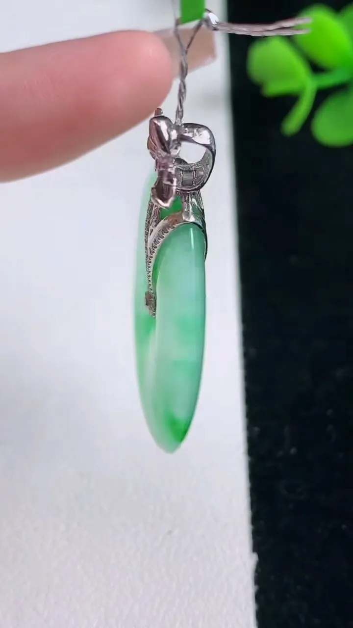 天然A货翡翠平安扣吊坠，尺寸31.3-4.2，重量:11.27g
12月30日