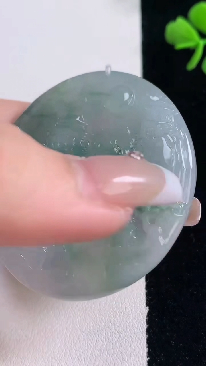 天然A货翡翠牌吊坠，尺寸53-47.7-5.5，重量:30.67g
12月30日