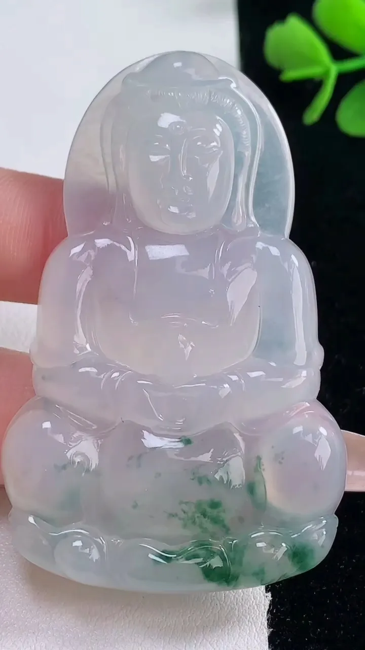 天然A货翡翠种飘花观音菩萨吊坠，尺寸62-39.3-5.3，重量:22.34g
12月30日