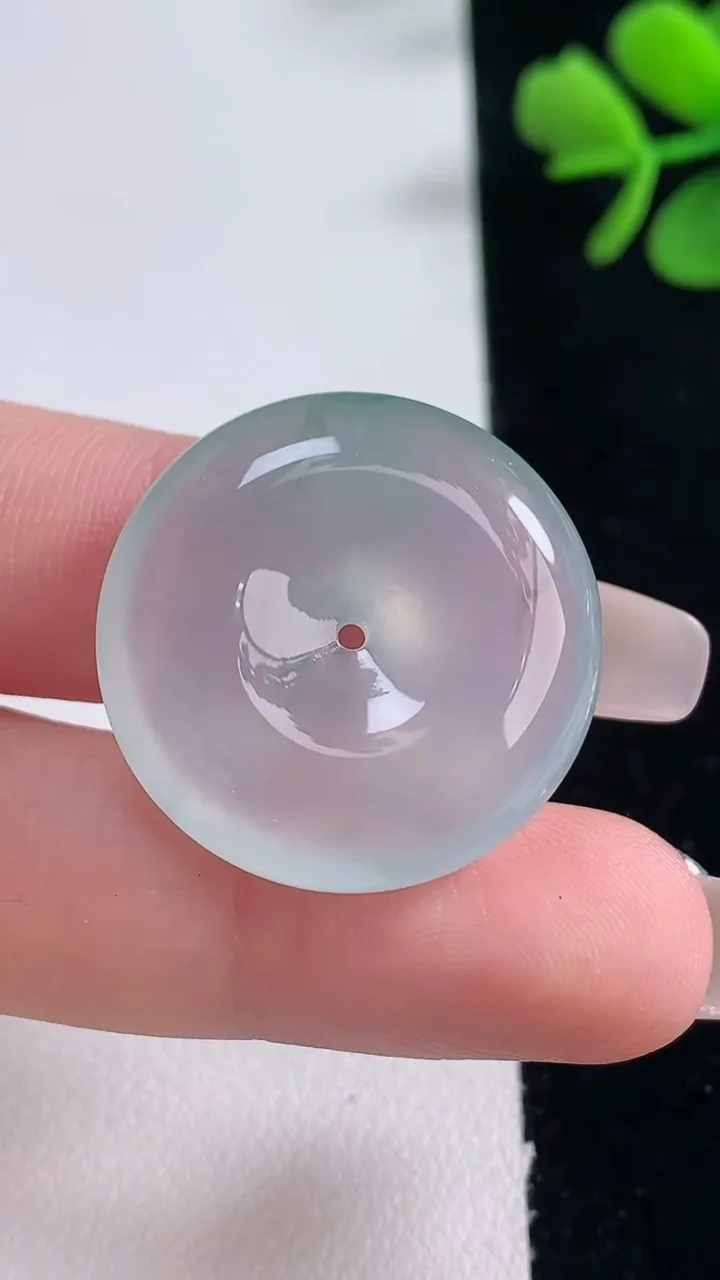 天然A货翡翠种飘花平安扣吊坠，尺寸25.6-6.4，重量:8.44g
12月30日