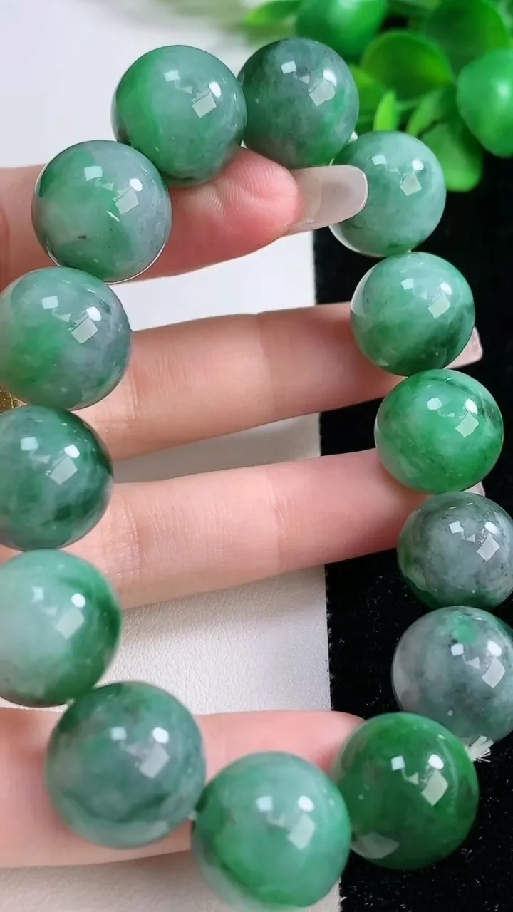 天然A货翡翠圆珠手串，尺寸15.2-14颗，重量:84.39g12月30日
工厂直销收藏佳品,种好水足，色泽均匀，有种有色，上手高大气！
