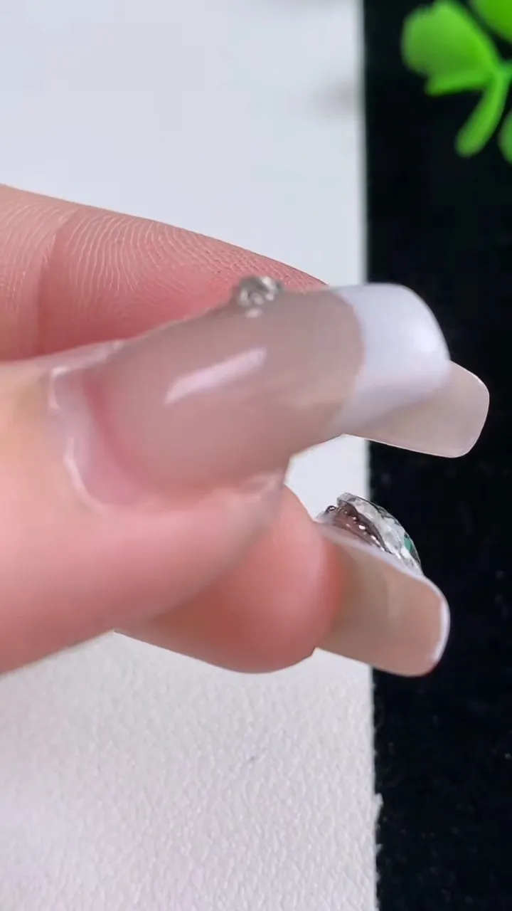 天然A货翡翠蛋面镶嵌件，尺寸11-9.5-4.7，重量:1.90g
12月30日