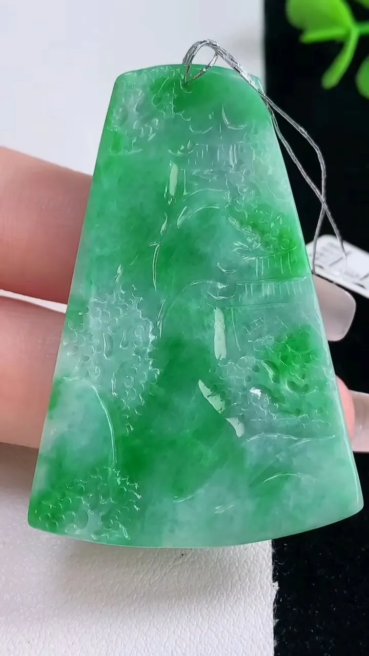 天然A货翡翠山水牌吊坠，尺寸52.5-34.5-5.2，重量:19.86g
12月30日