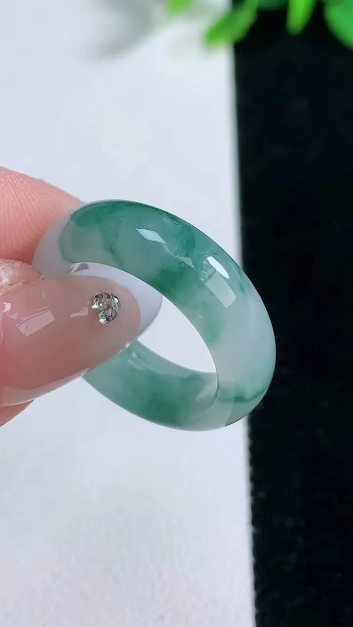 天然A货翡翠冰种飘花指环戒指，尺寸17-6.4-3.4，重量:4.52g2025年12月30日
工厂直销收藏佳品,种好水足，色泽均匀，有种有色，上手高大气！