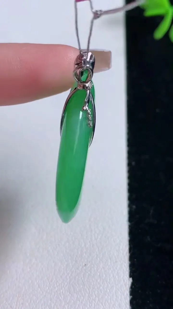 天然A货翡翠平安扣吊坠，尺寸31.7-5.9，重量:13.12g
12月30日