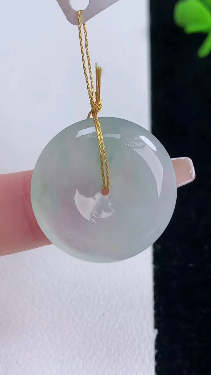 天然A货翡翠冰种飘花平安扣吊坠，尺寸23-4.8，重量:5.68g
12月30日