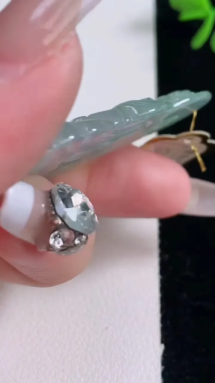 天然A货翡翠度母观音吊坠，尺寸48.2-31.3-4.6，重量:12.09g
12月30日