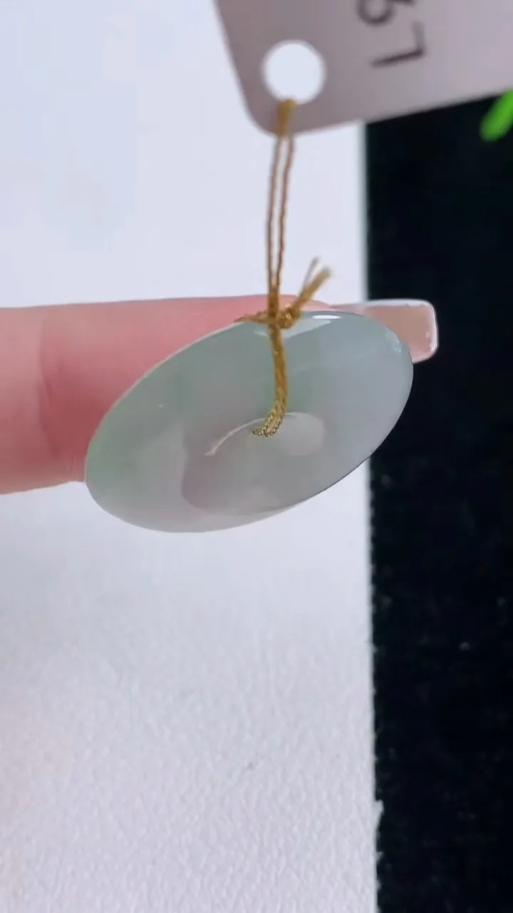 天然A货翡翠冰种飘花平安扣吊坠，尺寸23-4.8，重量:5.68g
12月30日