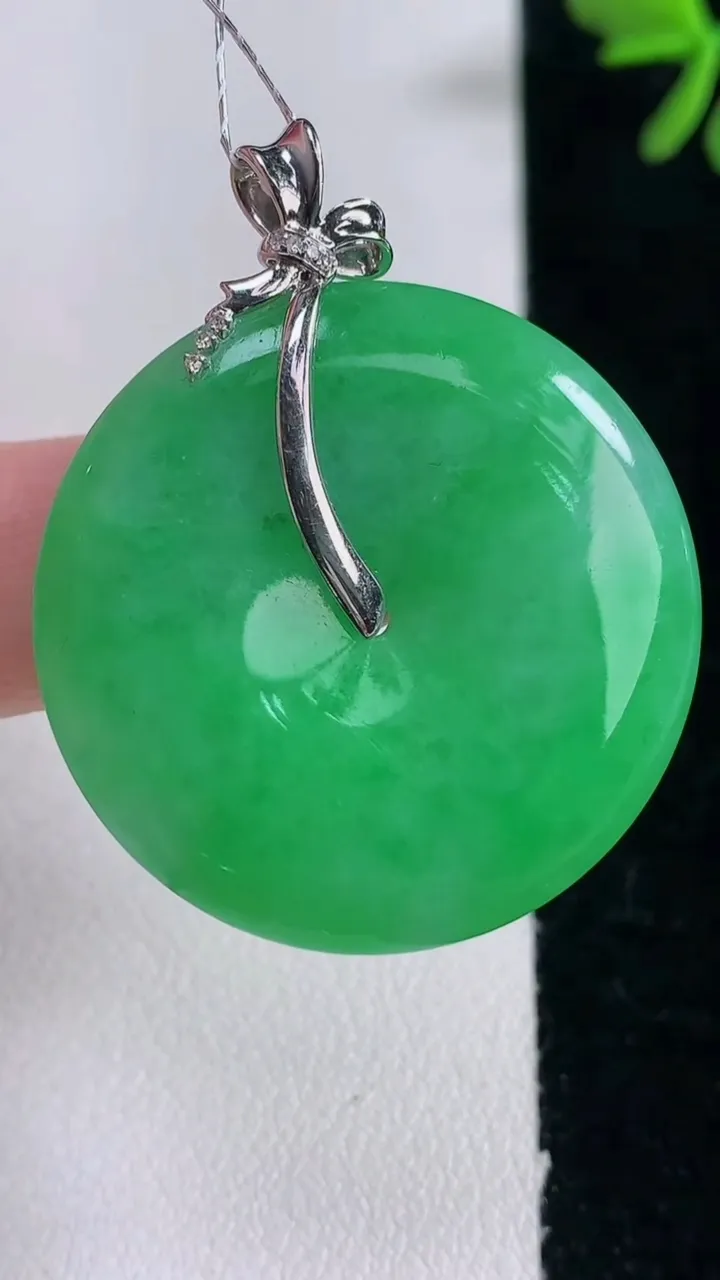 天然A货翡翠平安扣吊坠，尺寸31.7-5.9，重量:13.12g
12月30日