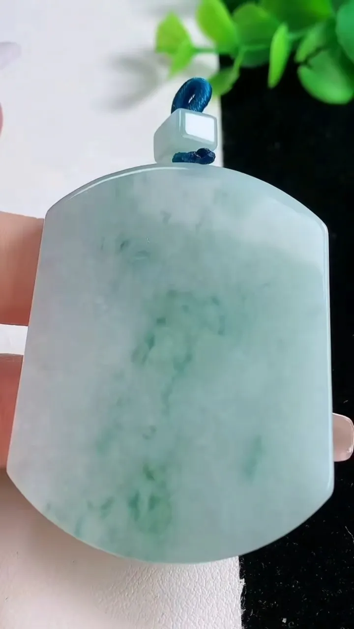 天然A货翡翠飘花无事牌吊坠，尺寸53.6-42-5，重量:35.05g
12月30日