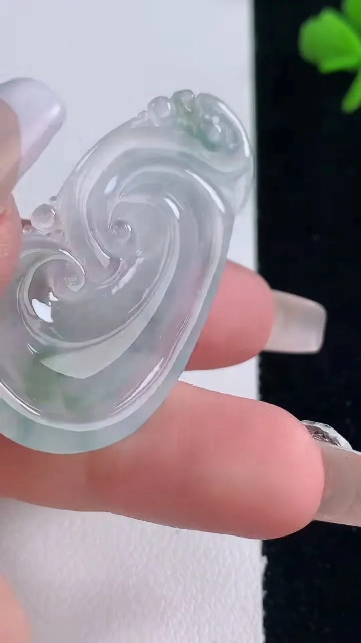 天然A货翡翠冰种飘花如意吊坠，尺寸42.7-21.3-6，重量:7.64g
12月30日