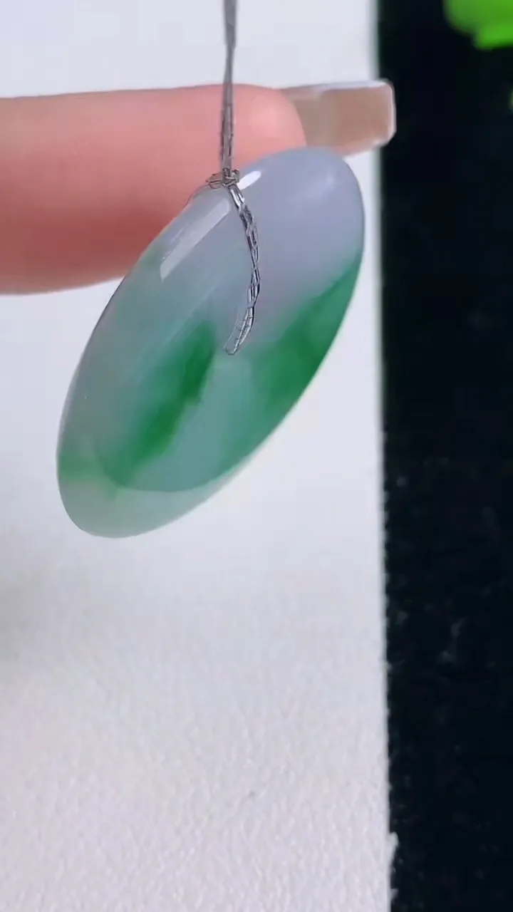 天然A货翡翠平安扣吊坠，尺寸29-5.4，重量:10.95g
12月30日