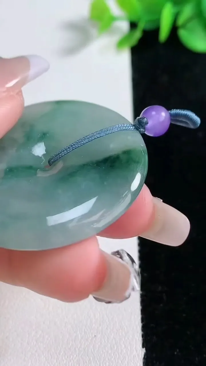 天然A货翡翠冰种飘花平安扣吊坠，尺寸39.2-5.3，重量:18.33g
12月30日