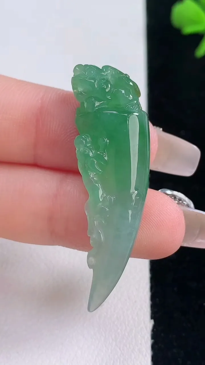 天然A货翡翠龙牙吊坠，尺寸42.3-12.4-6.8，重量:5.94g
12月30日