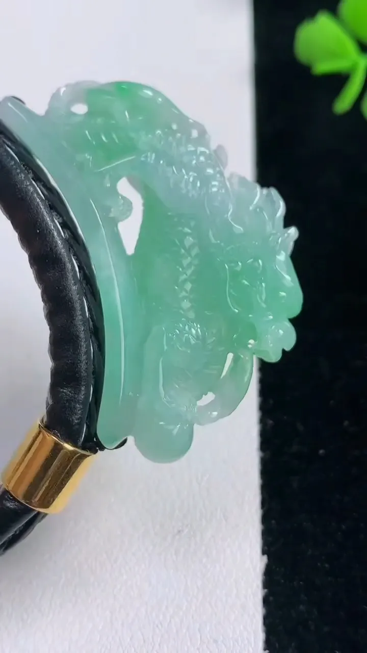 天然A货翡翠龙牌手牌，尺寸45.3-10.3-23.8，重量:39.22g
12月30日