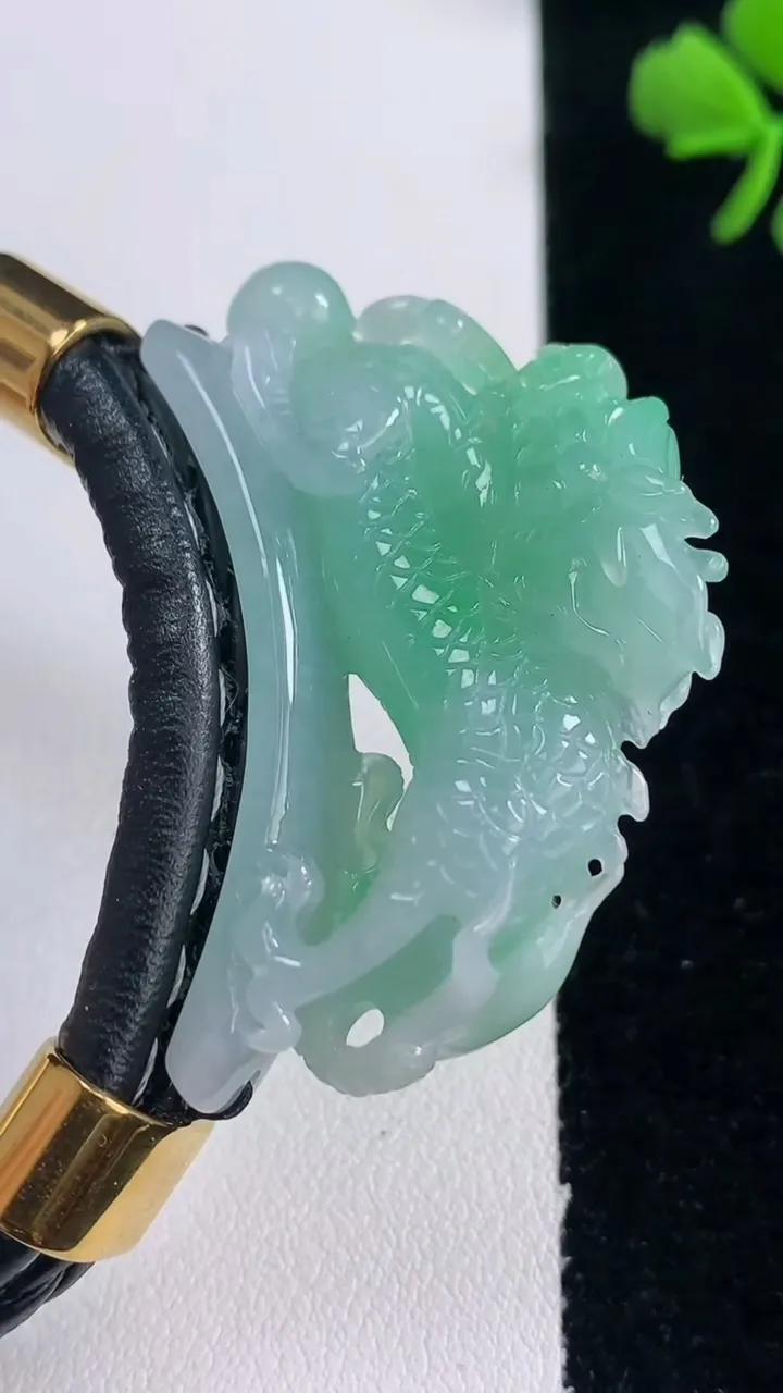 天然A货翡翠龙牌手牌，尺寸45.3-10.3-23.8，重量:39.22g
12月30日