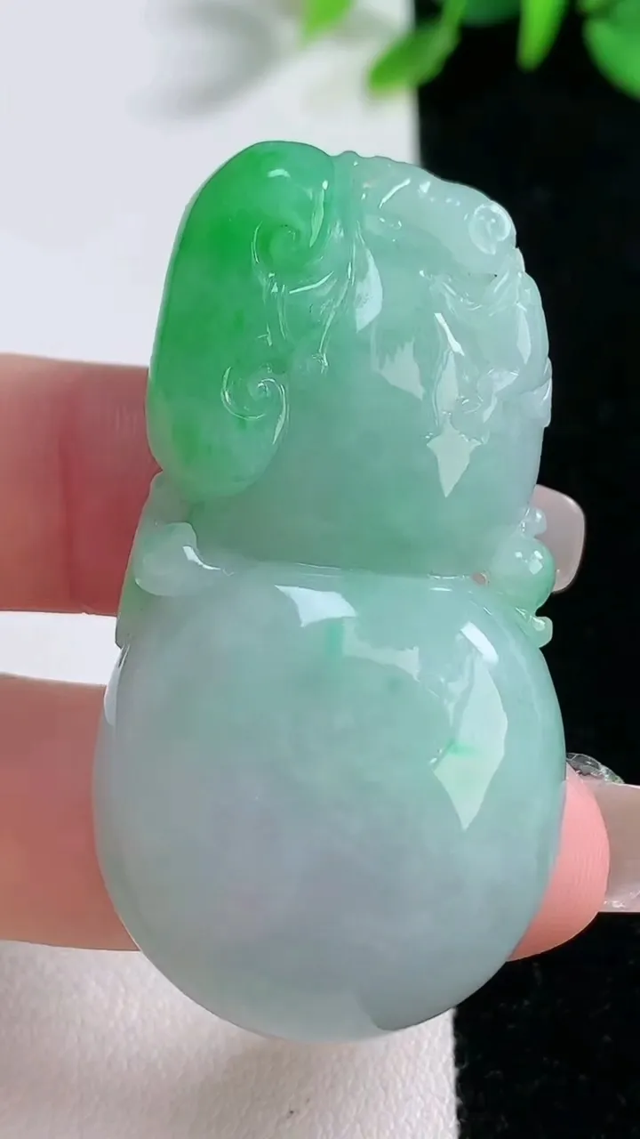 天然A货翡翠葫芦吊坠，尺寸50-26.4-10.8，重量:29.94g
12月30日