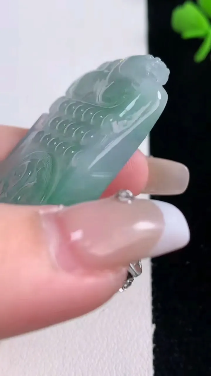 天然A货翡翠仿古牌吊坠，尺寸56.4-28-7.5，重量:32.28g
12月30日