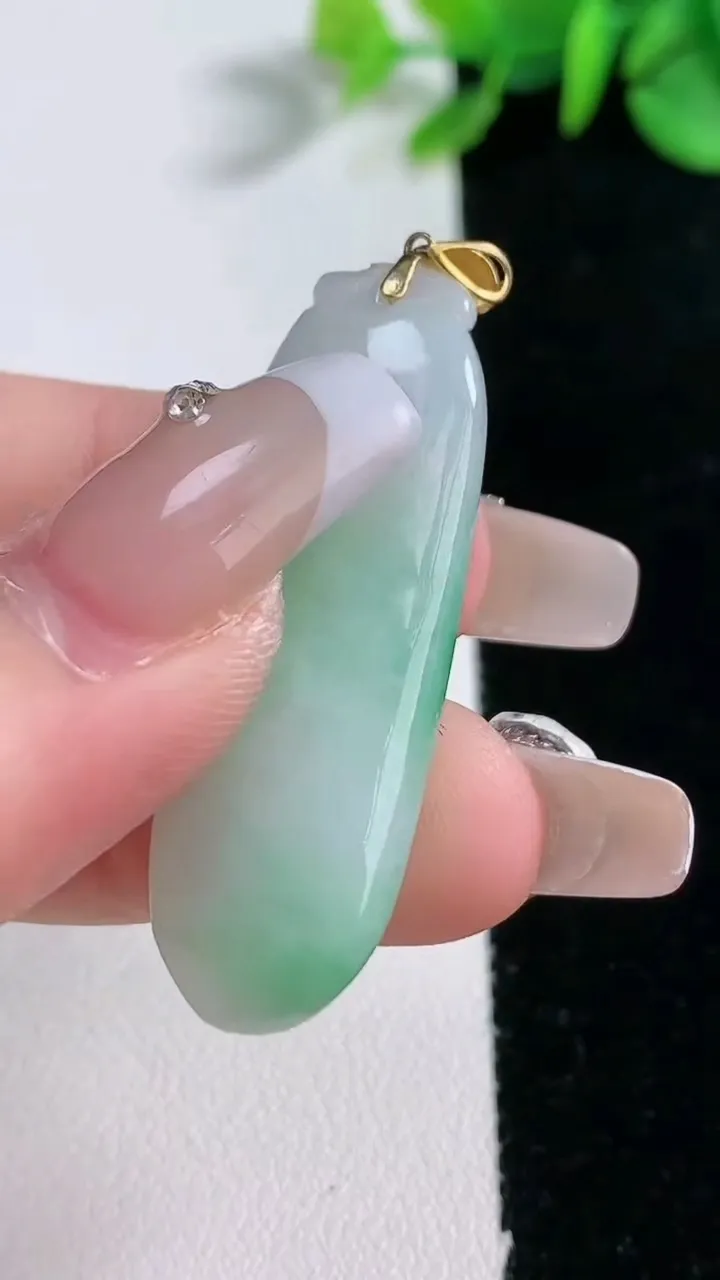 天然A货翡翠福瓜吊坠，尺寸38.5-13.5-7.3，重量:9.62g
12月30日