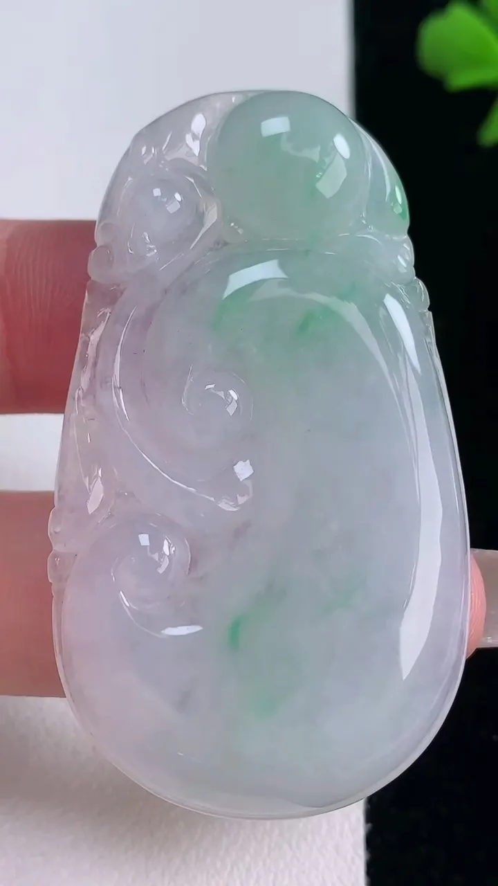 天然A货翡翠如意吊坠，尺寸53.2-30-6，重量:17.87g
12月30日