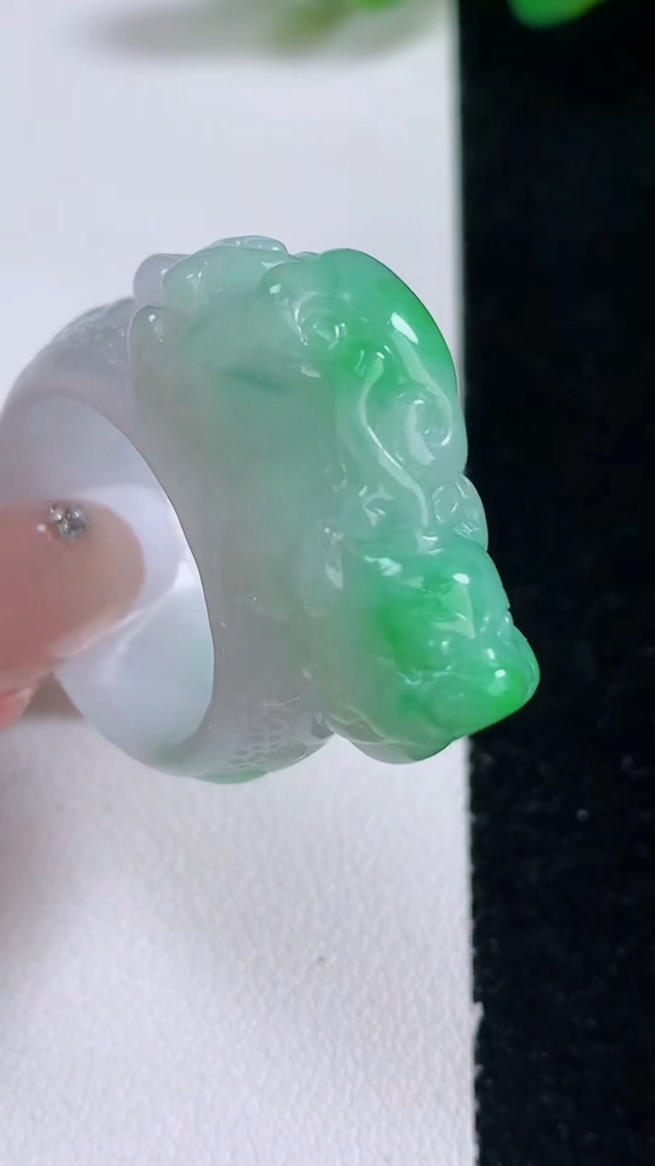 天然A货翡翠貔貅指环扳指，尺寸22.3-31.2-12.7-13.5，重量:21.42g2025年12月30日
工厂直销收藏佳品,种好水足，色泽均匀，有种有色，上手高大气！