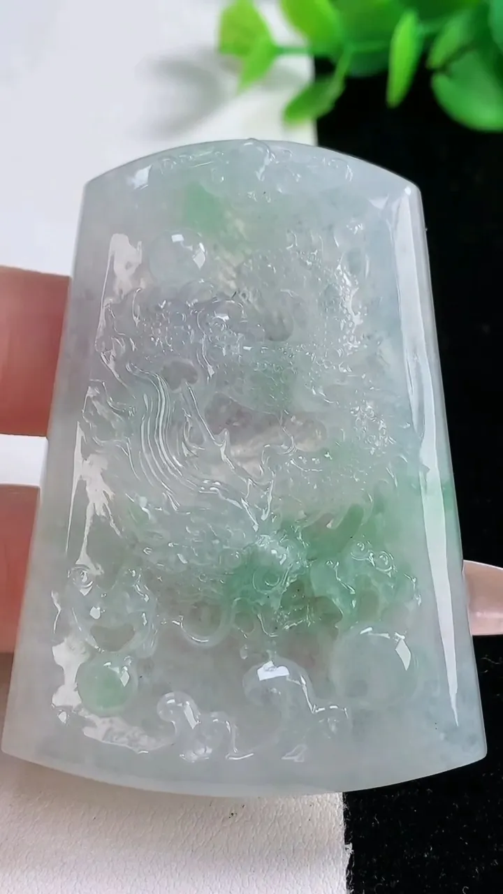 天然A货翡翠龙牌吊坠，尺寸60.2-42.3-5.7，重量:33.38g
12月30日