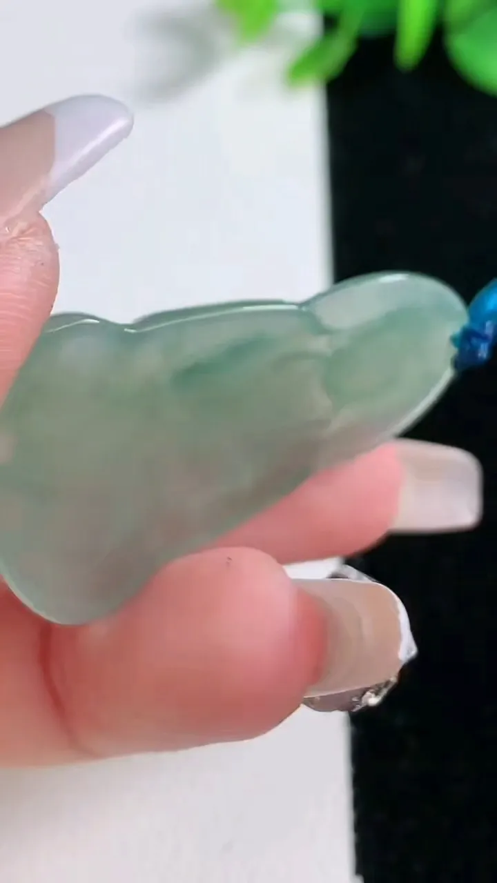 天然A货翡翠素衣观音菩萨吊坠，尺寸39-25.5-4，重量:7.14g
12月30日