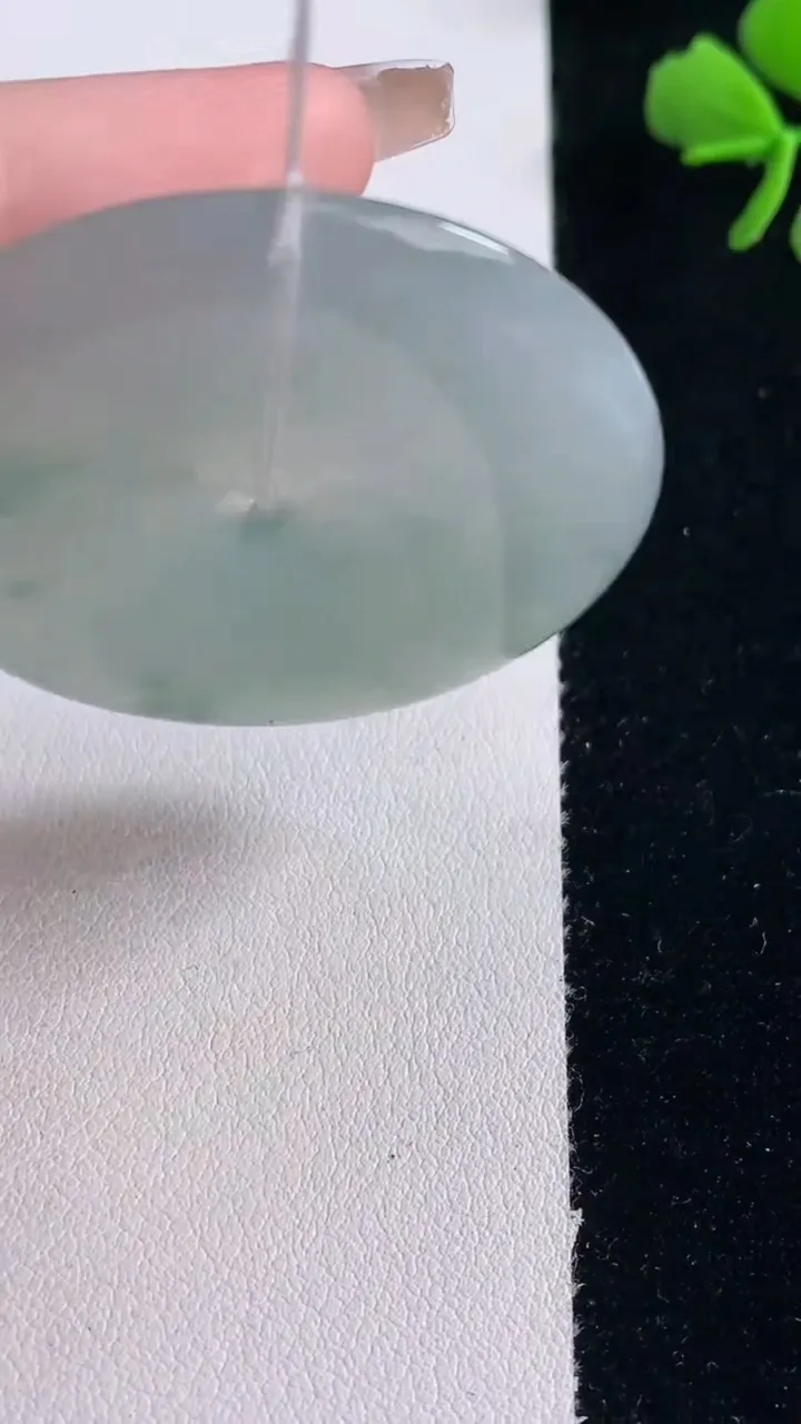 天然A货翡翠冰种飘花平安扣吊坠，尺寸43.8-5.9，重量:25.29g
12月30日