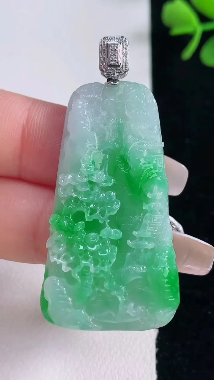 天然A货翡翠山水牌吊坠，尺寸42-23-6.2，重量:12.98g
12月30日